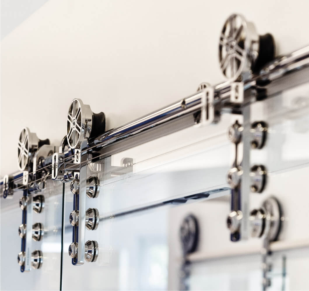 Metallische Schiene an Wand