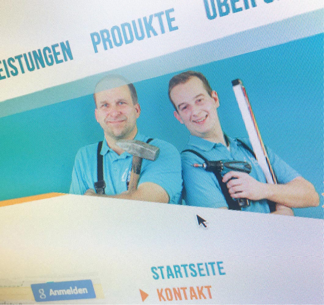 Zwei Handwerker in blauem Hemd