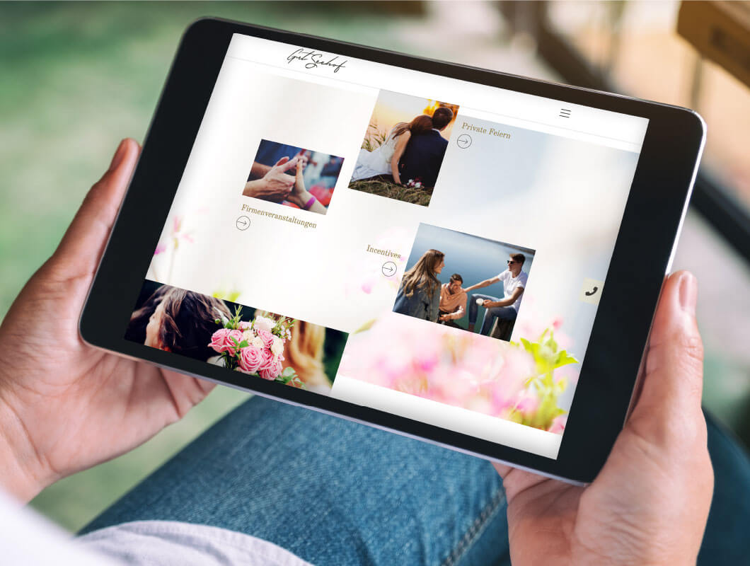 gut-seehof-01.jpg Frau hält Ipad mit Homepage von Gut Seehof