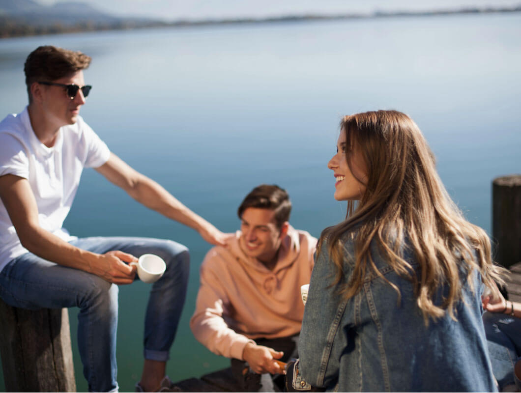 gut-seehof-02.jpg Drei Personen sitzen See