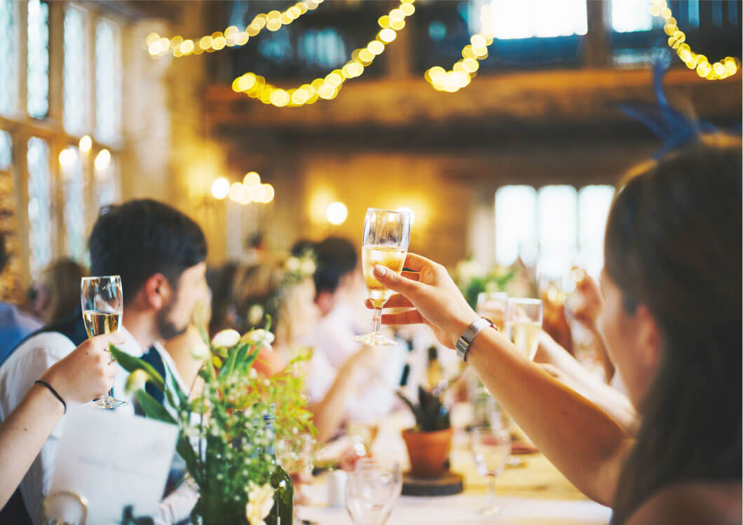 gut-seehof-06.jpg Personen stoßen an