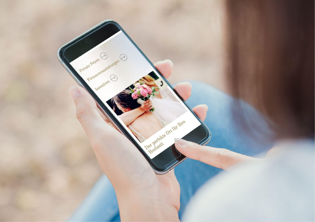 gut-seehof-07.jpg Frau am Handy auf der Gut Seehof Homepage