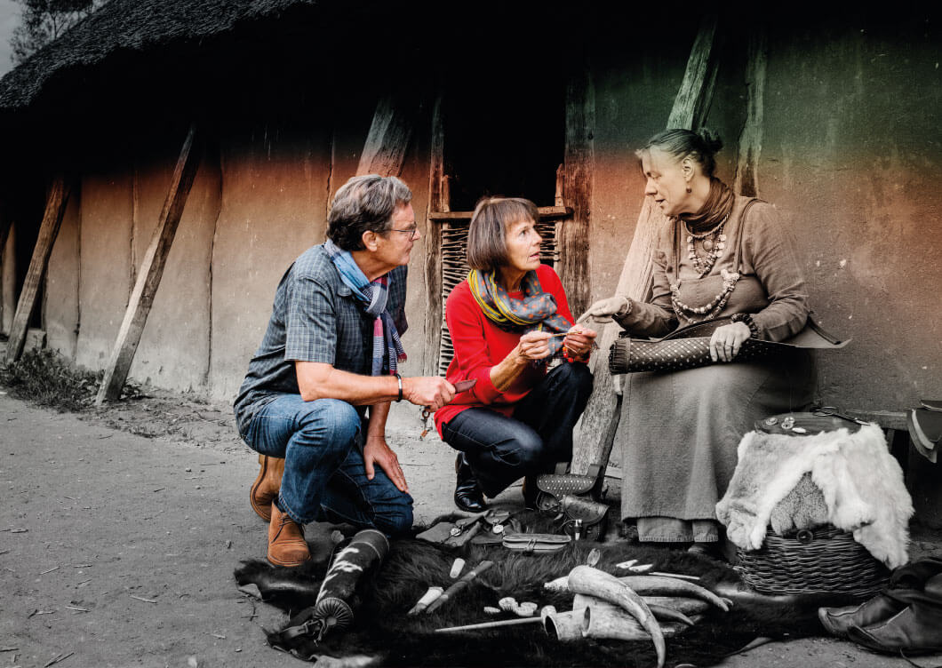 OSFS-10.jpg Drei Personen im Haithabu Museum