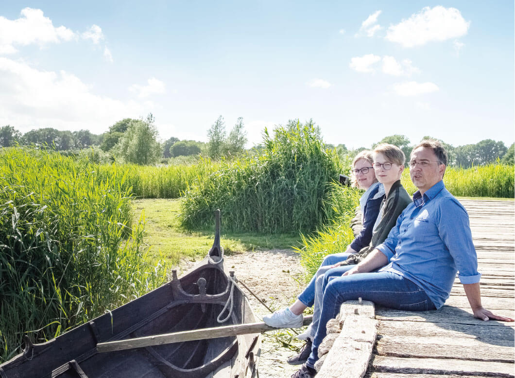 OSFS-5.jpg Drei Personen sitzen auf Steg