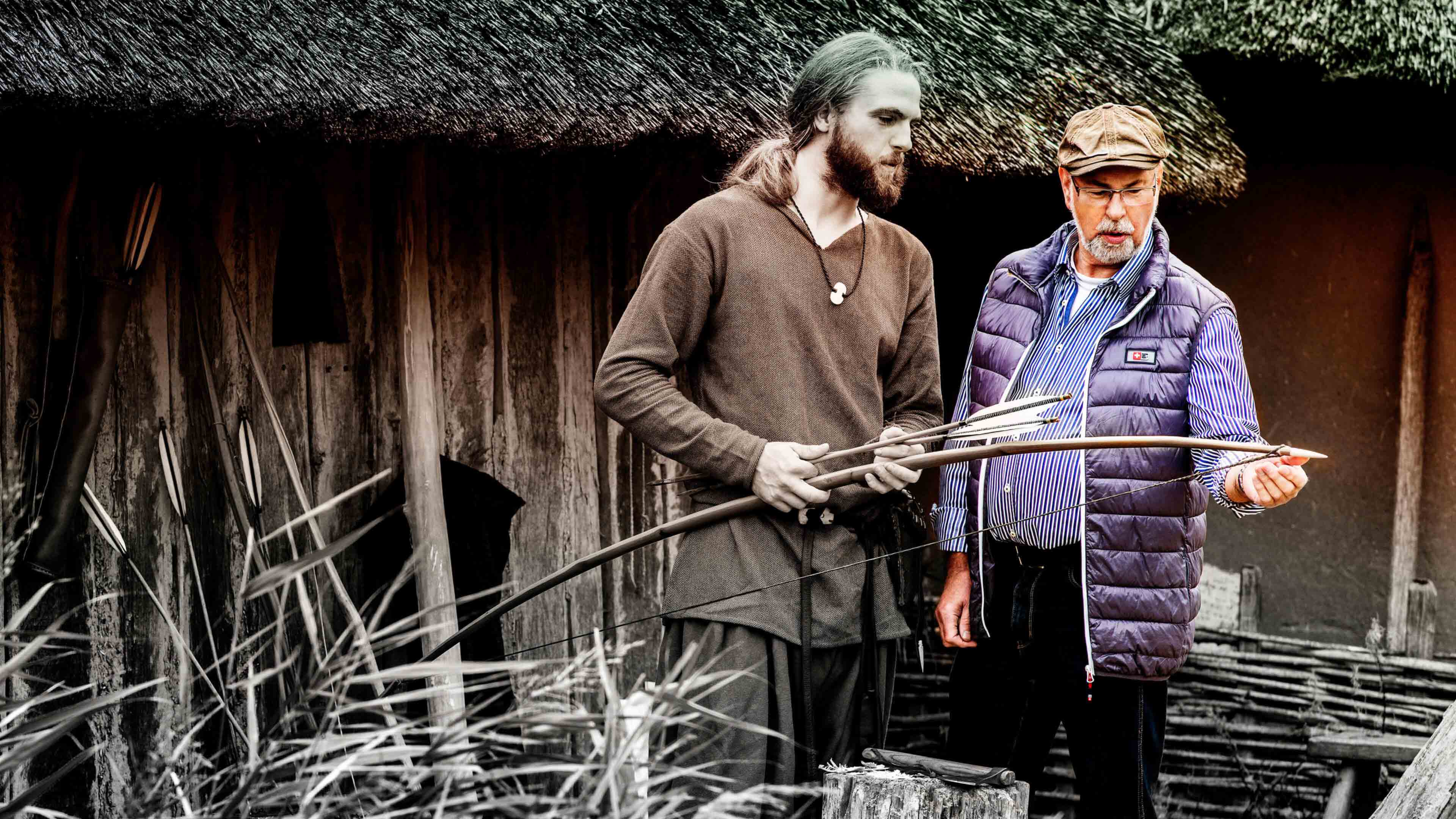 Zwei Personen vor Hütte