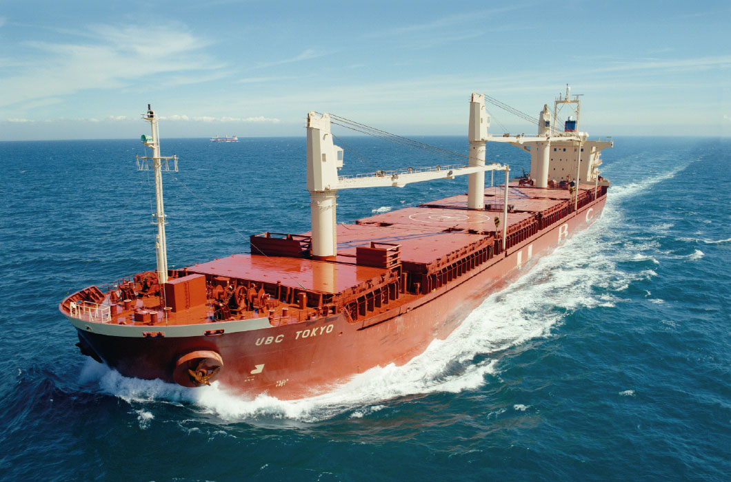 hartmann-13.jpg Rotes Containerschiff auf Meer