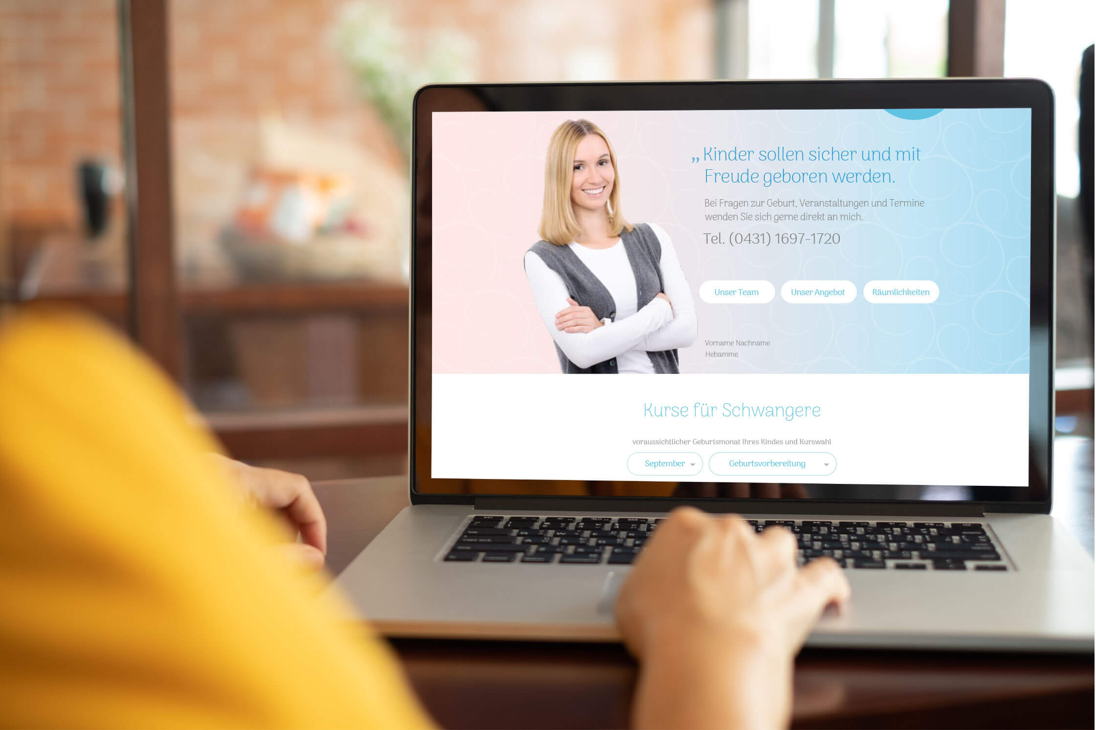 hebammenteam-kiel-04.jpg Frau sitzt am silbernen Laptop
