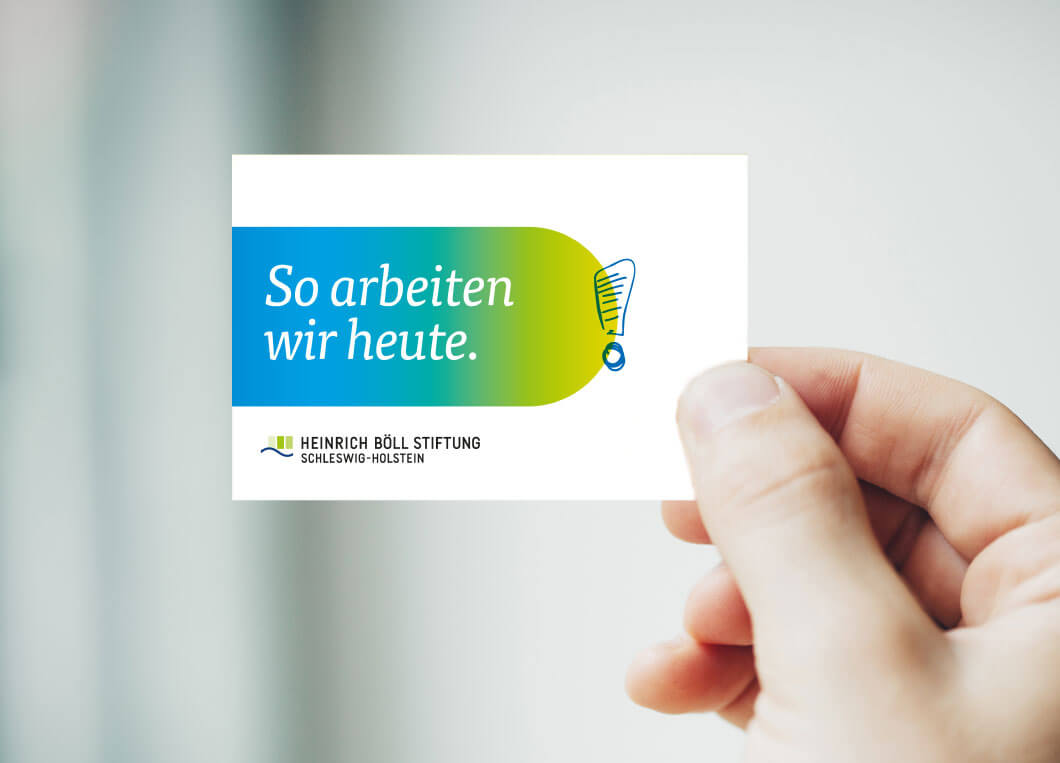 heinrich-boell-stiftung-02.jpg Hand hält Visitenkarte der Heinrich Böll Stiftung
