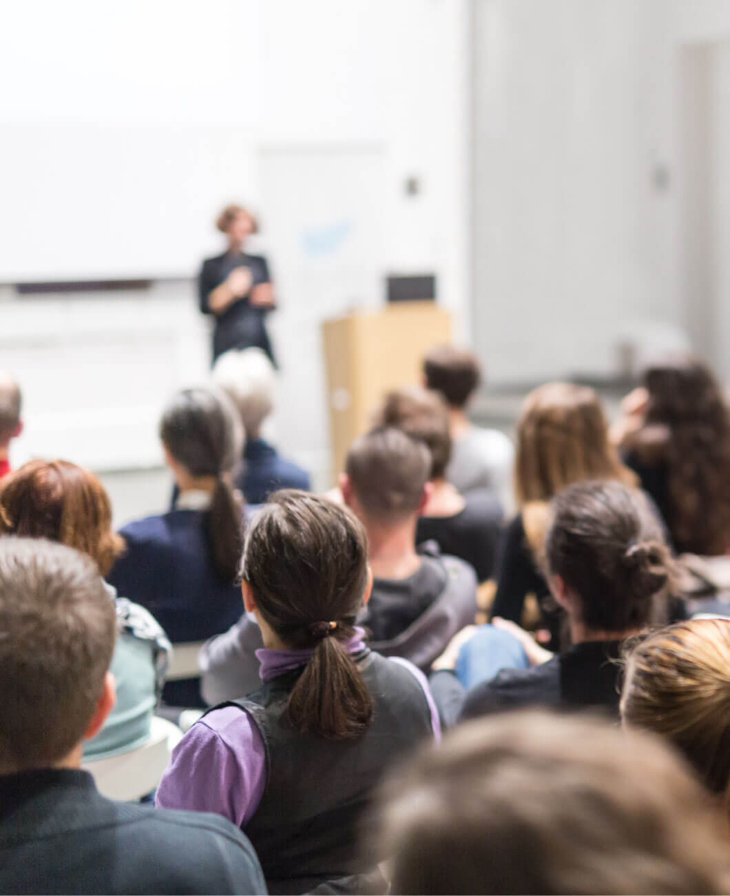 hea-06.jpg Frau hält Vortrag