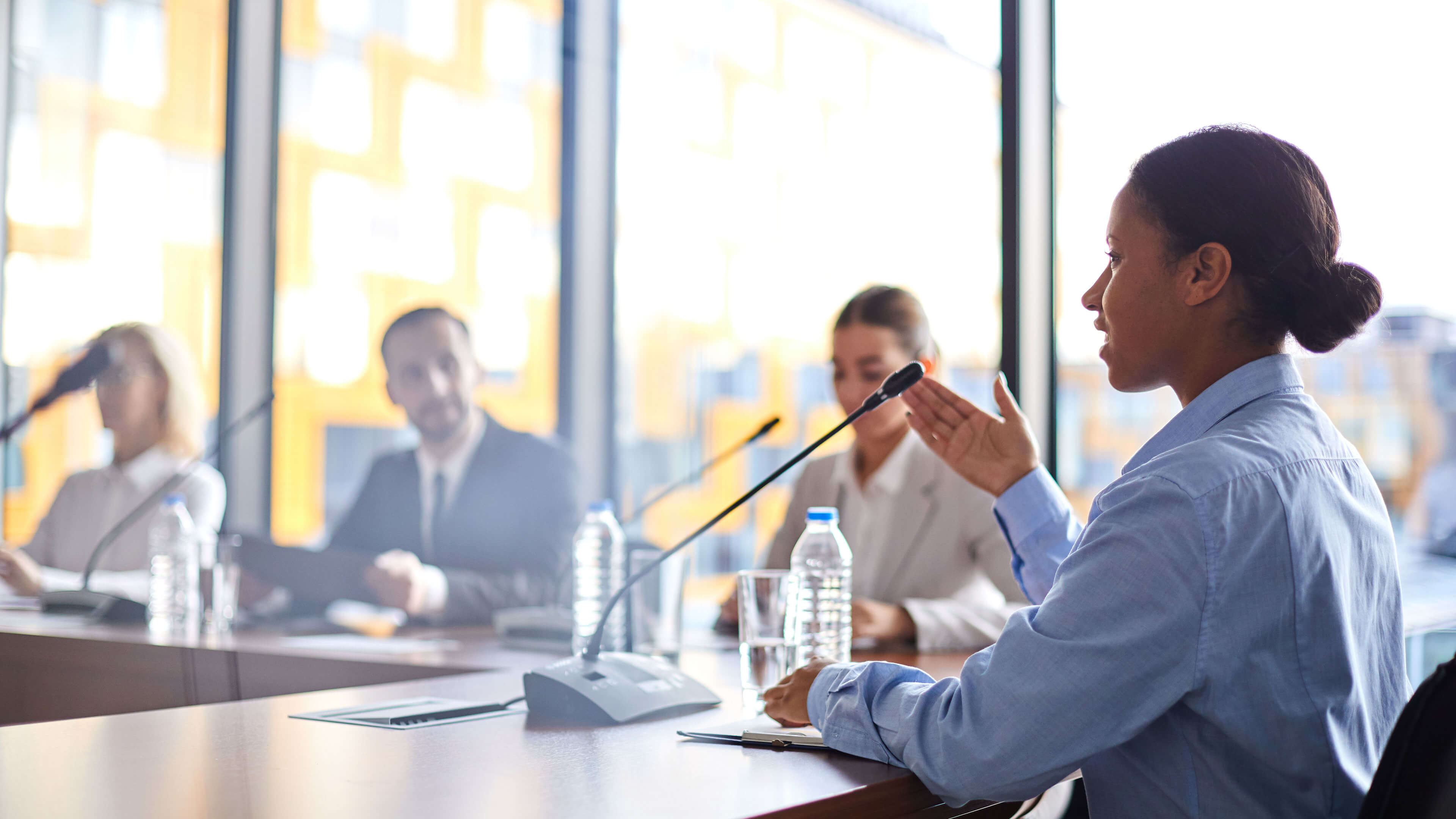 Frau spricht im Meeting