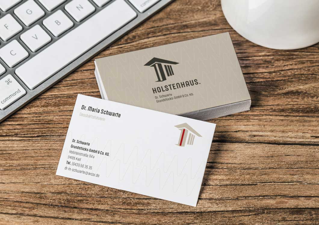 holstenhaus-01.jpg Weiße Visitenkarte von Holstenhaus