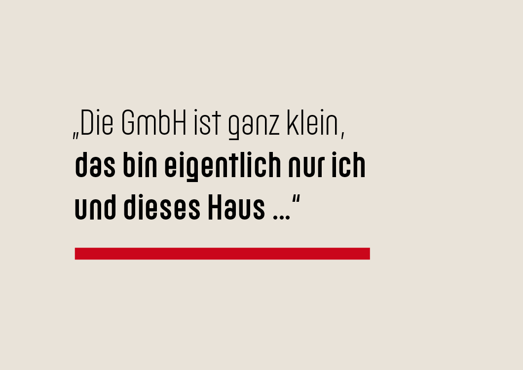 holstenhaus-03.png Beiger Hintergrund mit Schwarzer Schrift von Holstenhaus