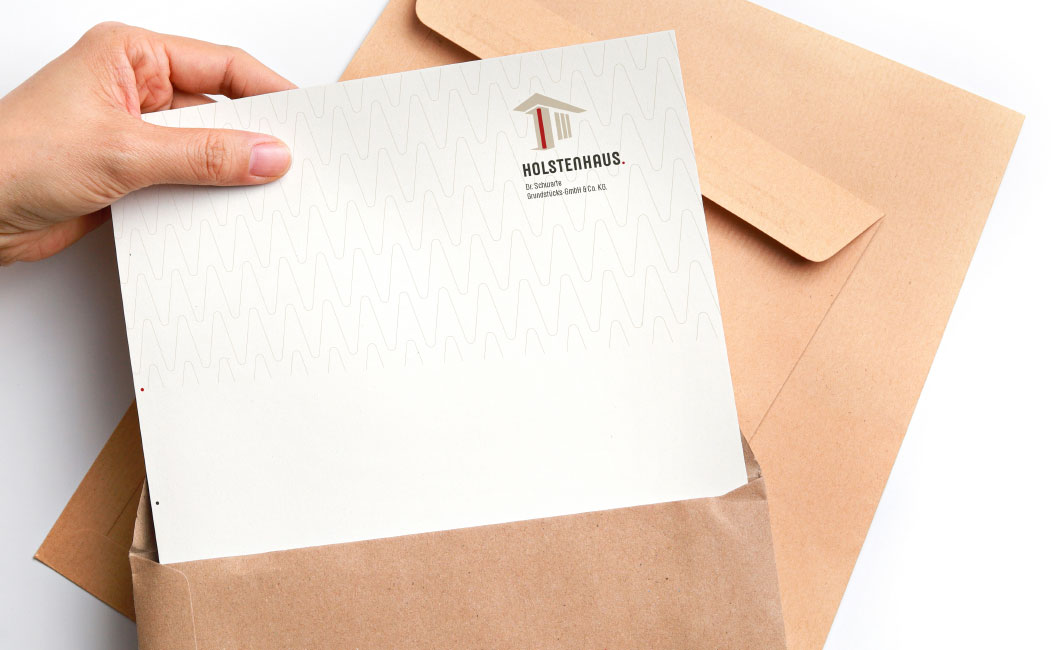 holstenhaus-09.jpg Hand hält Papier und Umschlag