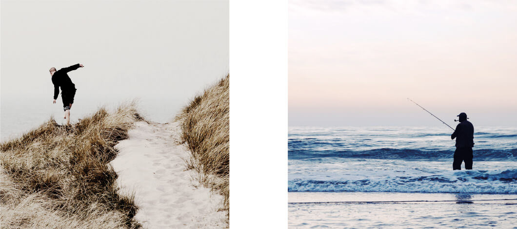 Person geht in den Dünen