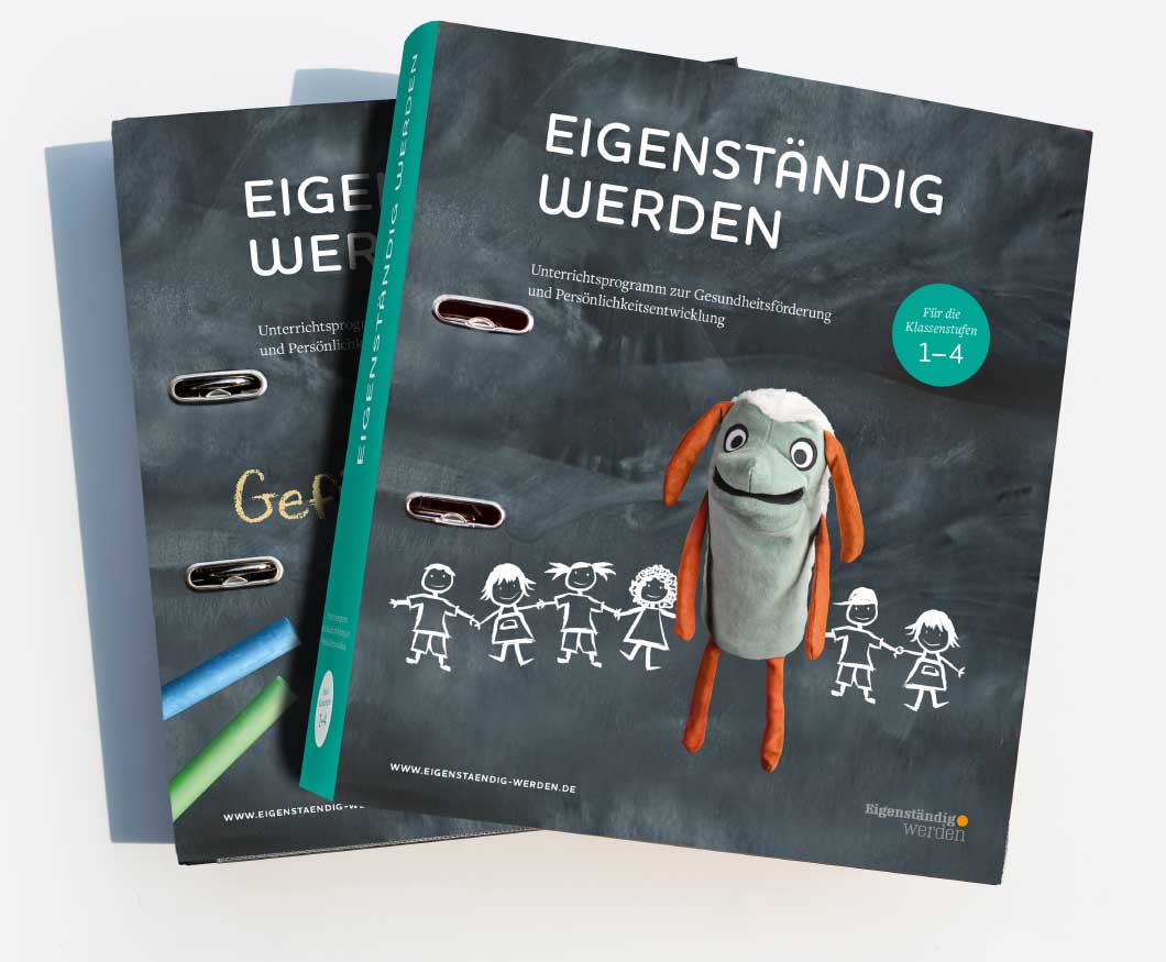 iftn-ew-01.jpg Zwei grüne Mappen mit Schulmaterial