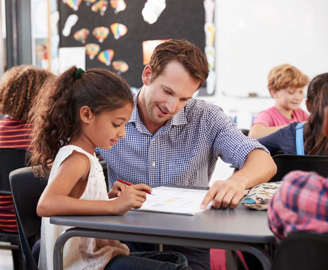 iftn-ew-02.jpg Lehrer während des Unterrichts