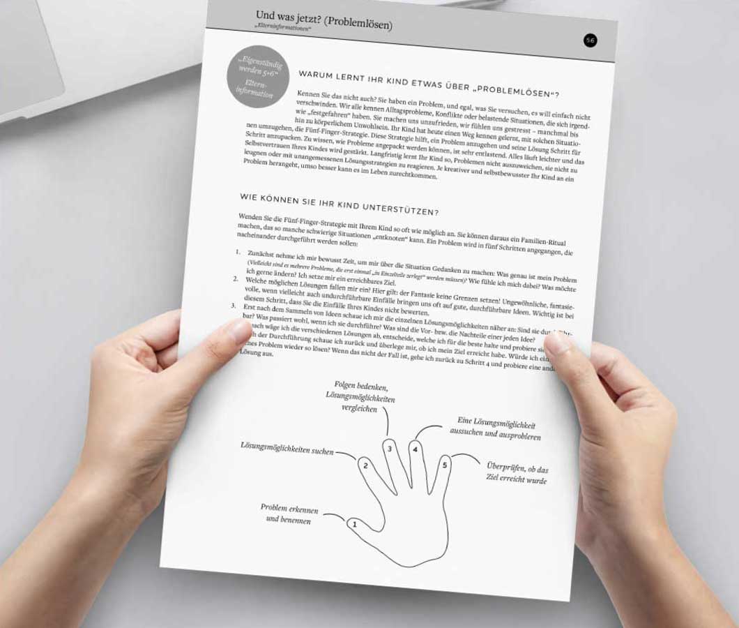 iftn-ew-09.jpg Frau hält weißes Papier in Händen