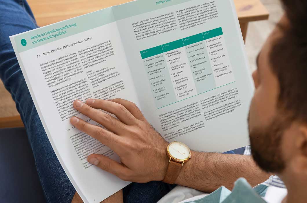 iftn-ew-11.jpg Mann liest im Katalog