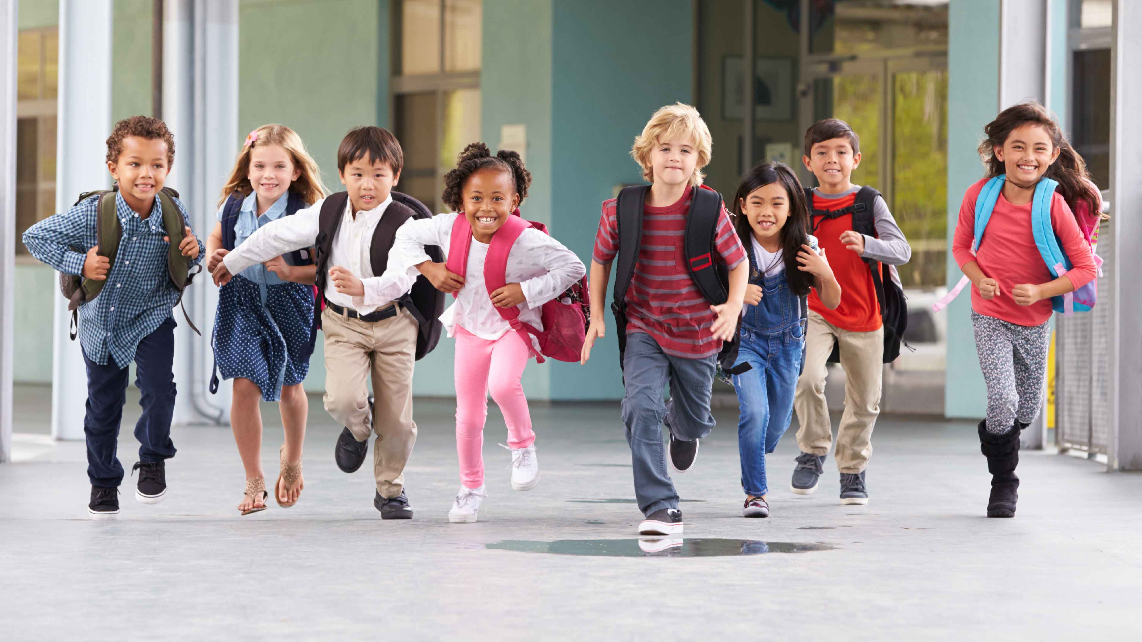 Laufende Schüler im Schulflur