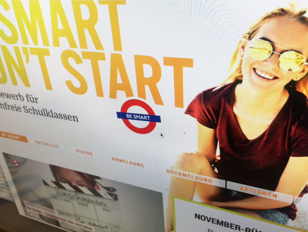 be-smart-09.jpg Blonde Frau mit gelber Sonnenbrille