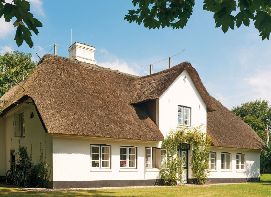 immobilien-duo-04.jpg weißes Reetdachhaus mit Garten