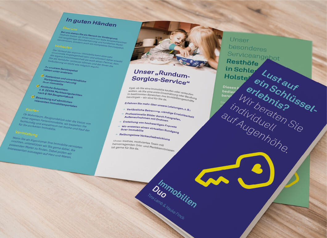 immobilien-duo-06.jpg Zwei blaue Flyer von Immobilien Duo