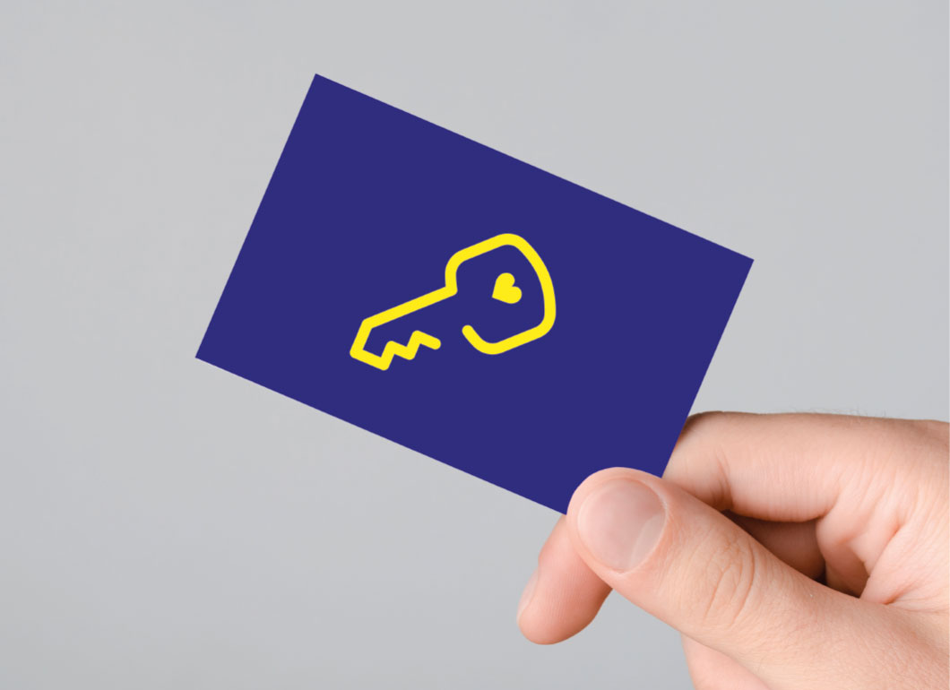 immobilien-duo-09.jpg Hand hält blaue Visitenkarte