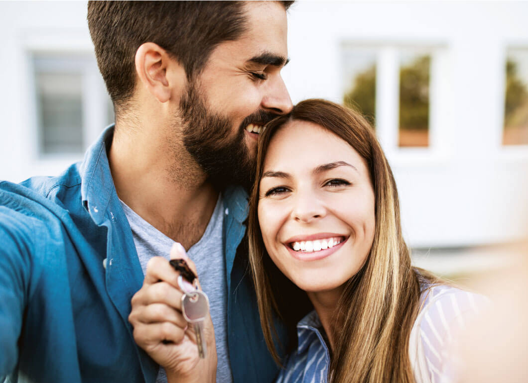 immobilien-duo-10.jpg Mann küsst Frau auf Stirn