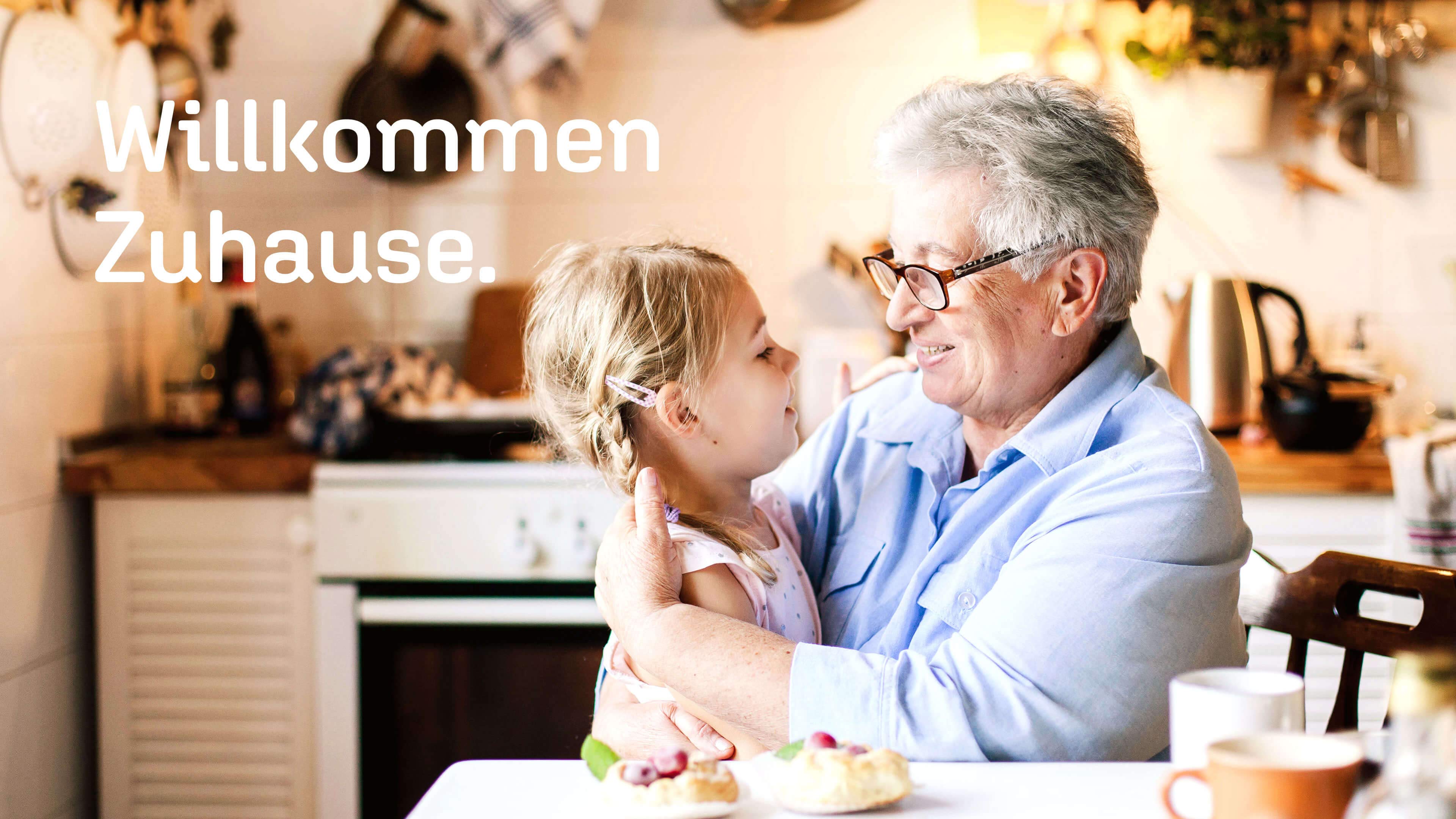 Großmutter hält Enkelin