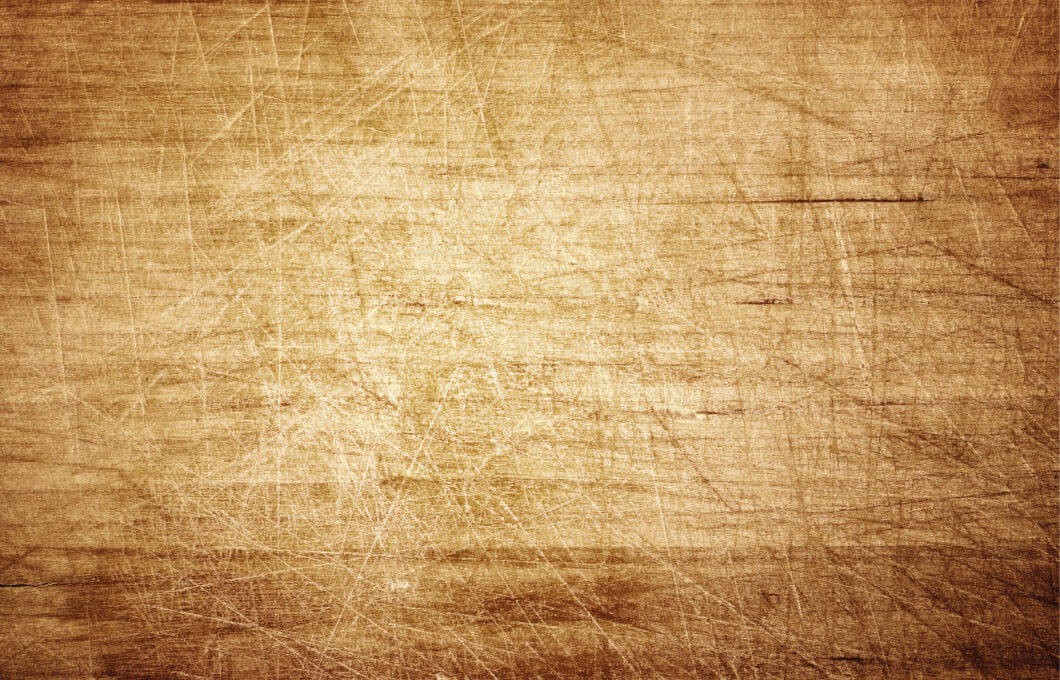 Holzbrett mit einkerbungen