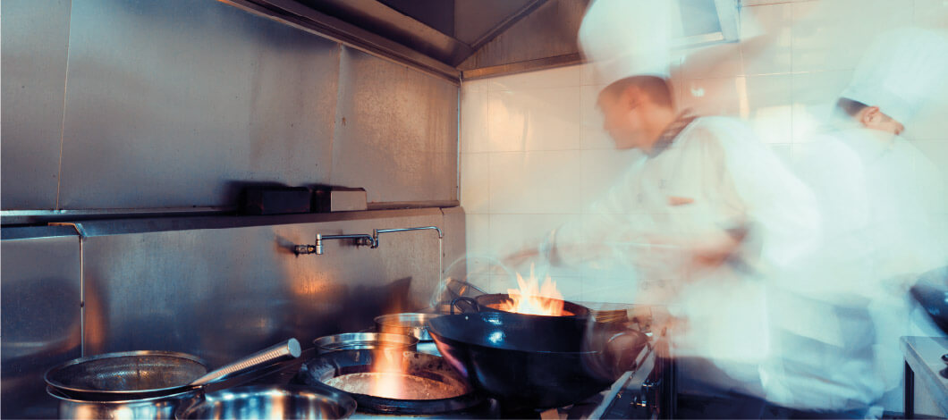 Köche kochen in der Küche