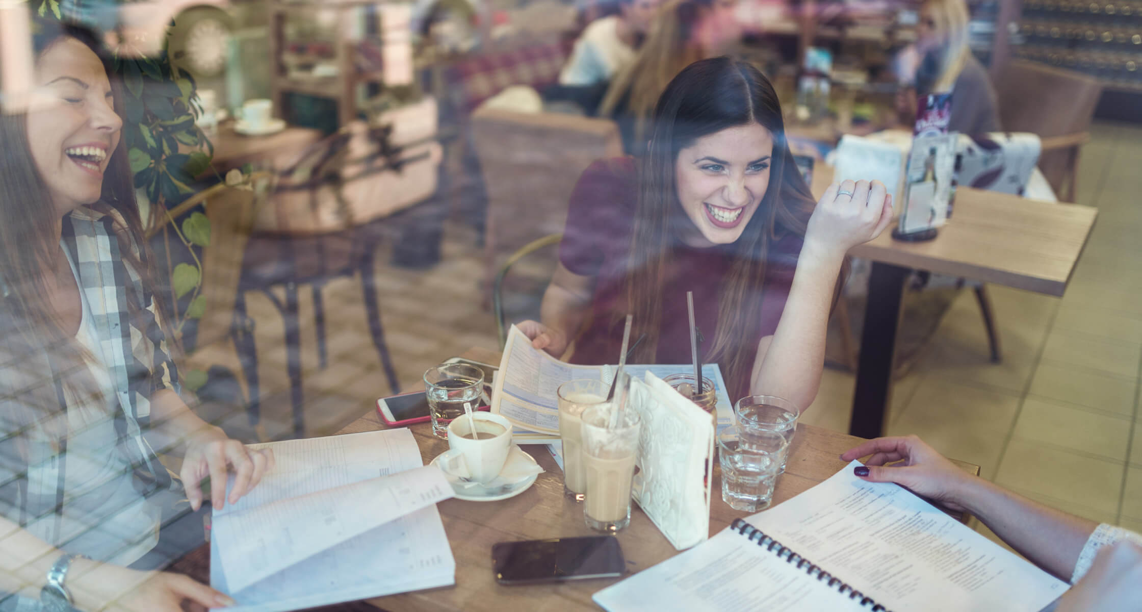 Zwei Frauen lachen im Cafe