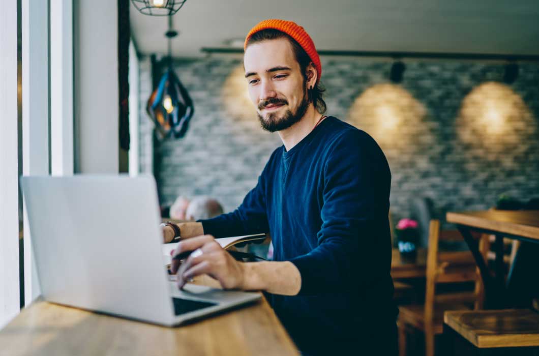 k2-01.jpg Mann sitzt im Cafe