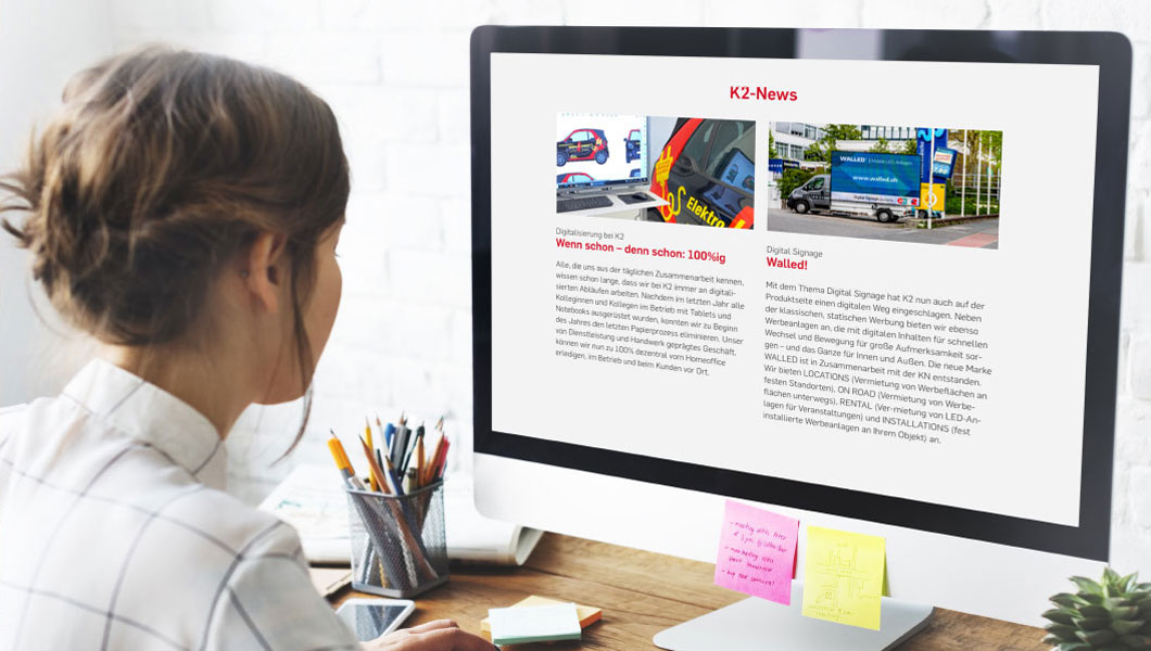 k2-04.jpg Brünette Frau sitzt vor einem Computer