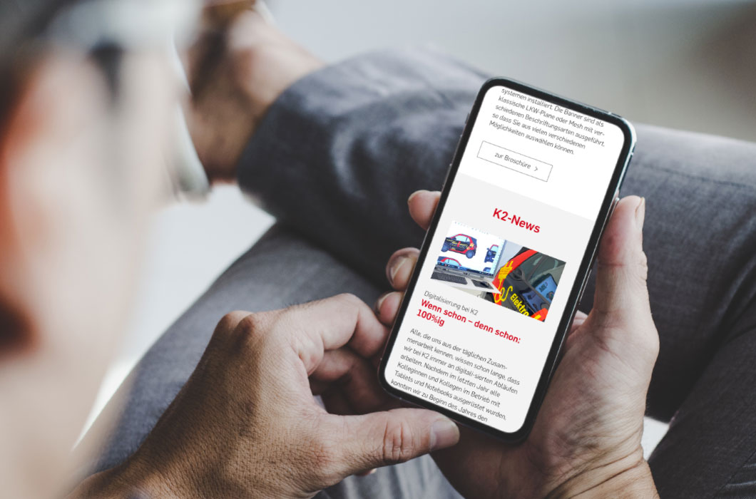 k2-06.jpg Älterer Mann guckt auf sein Smartphone