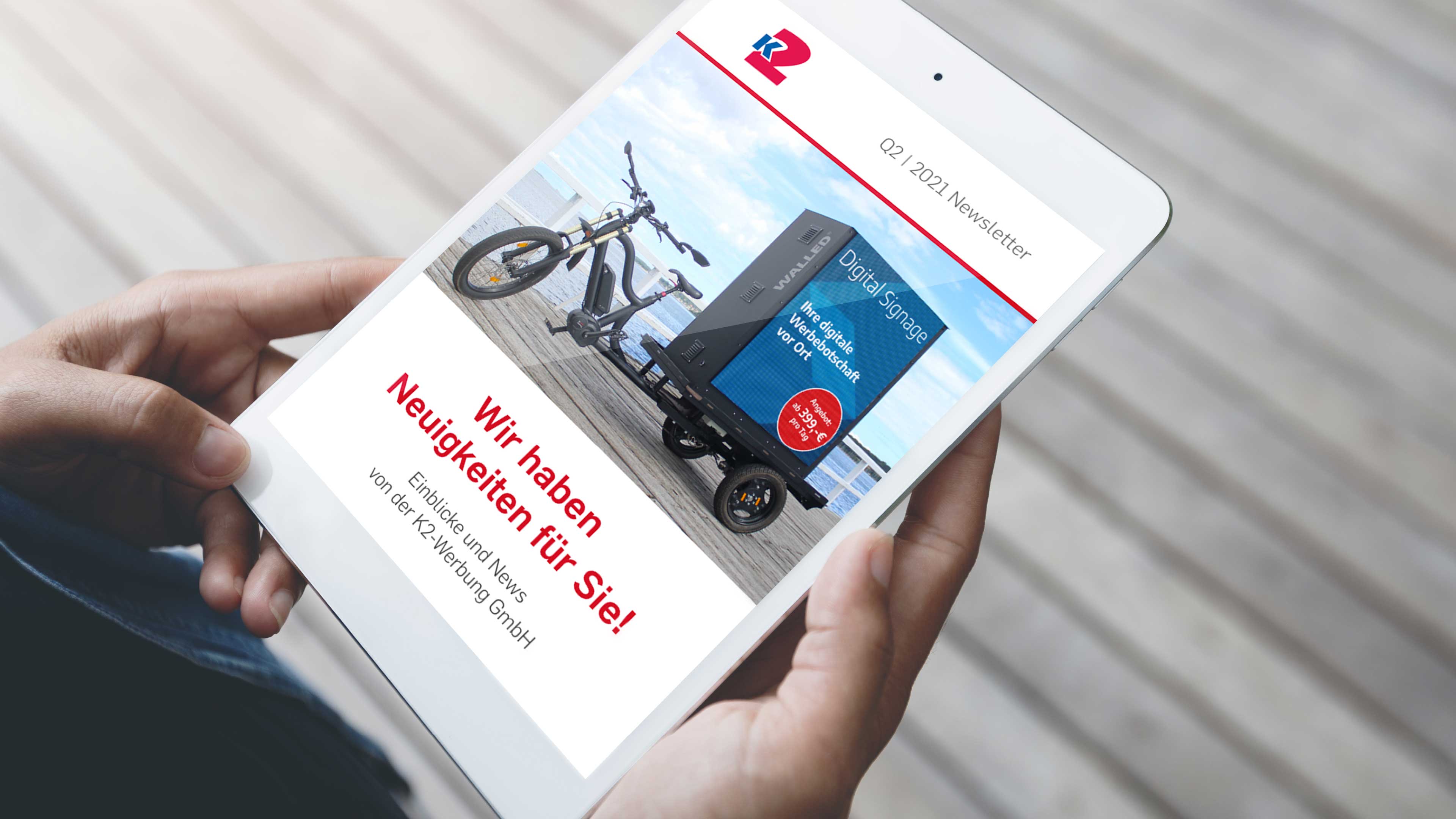 Person hält weißes Ipad