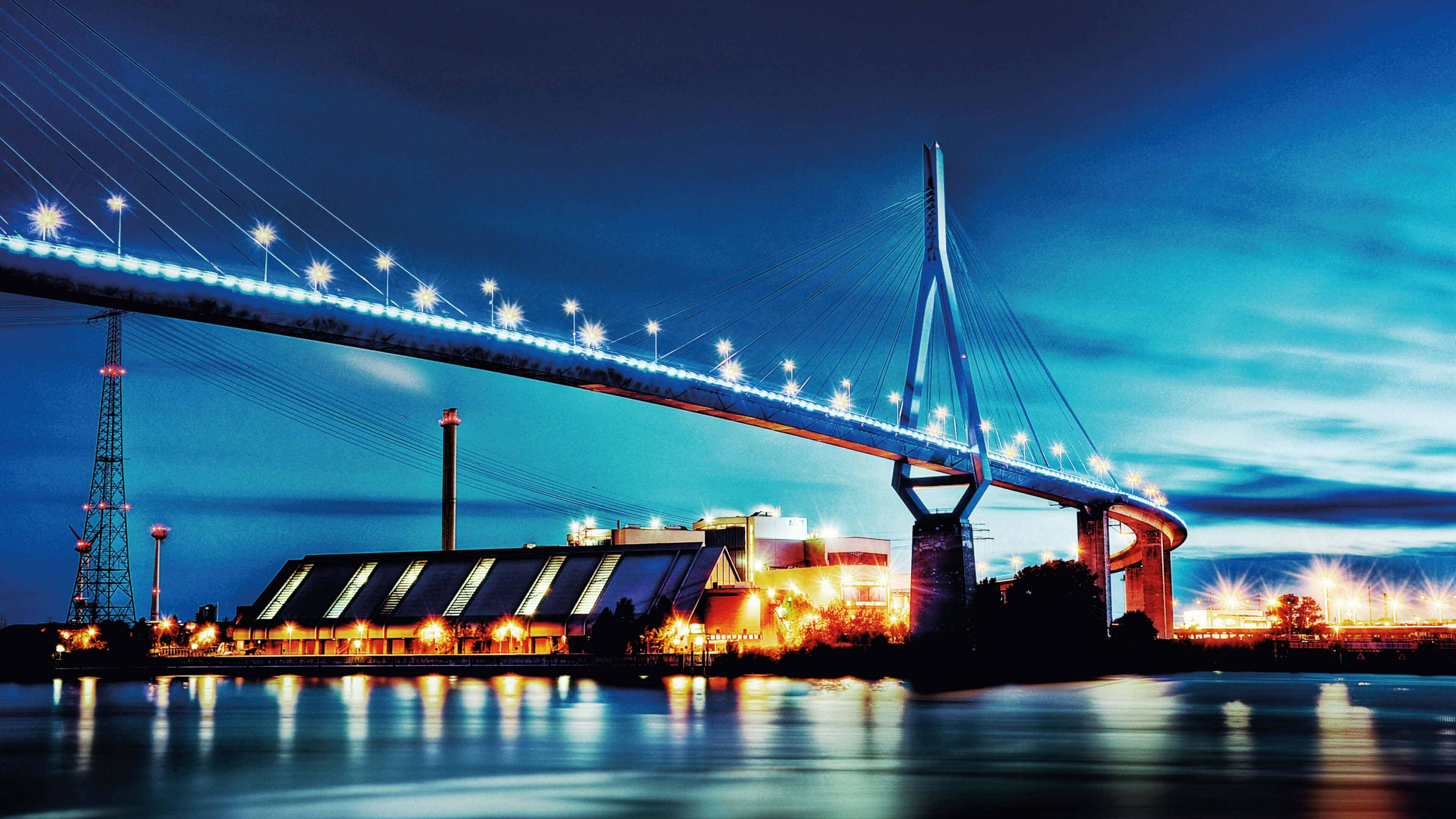 Beleuchtete Brücke bei Sonnenuntergang