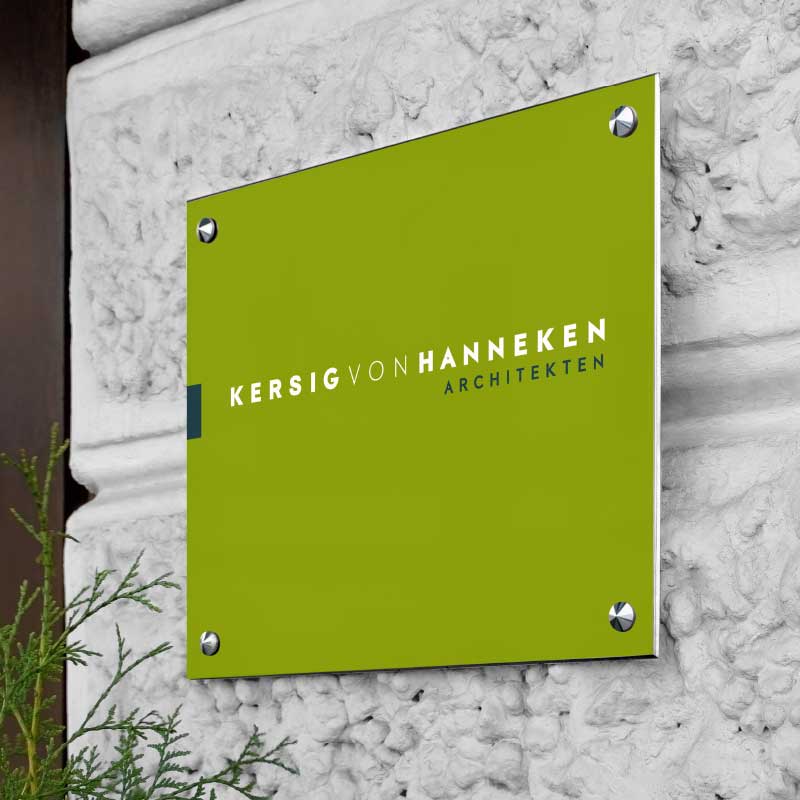 Neues Fundament Grünes Firmenschild an Hauswand