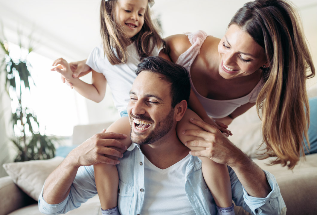 kiwog-01.jpg Familie spielt im Wohnzimmer