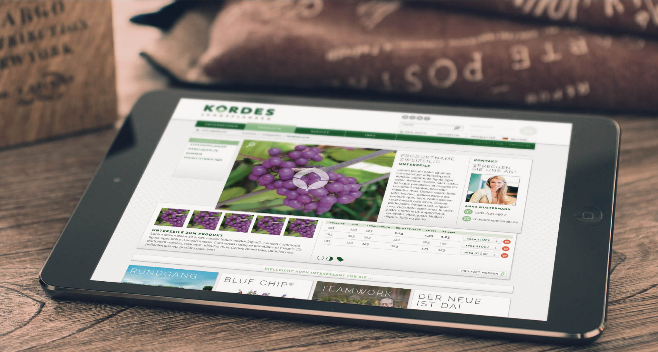 Ipad auf dunklem Holztisch