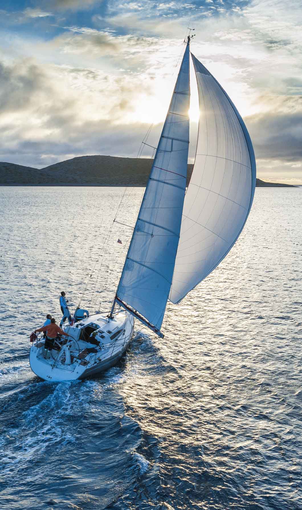 kyc-05.jpg Boot segelt auf Wasser