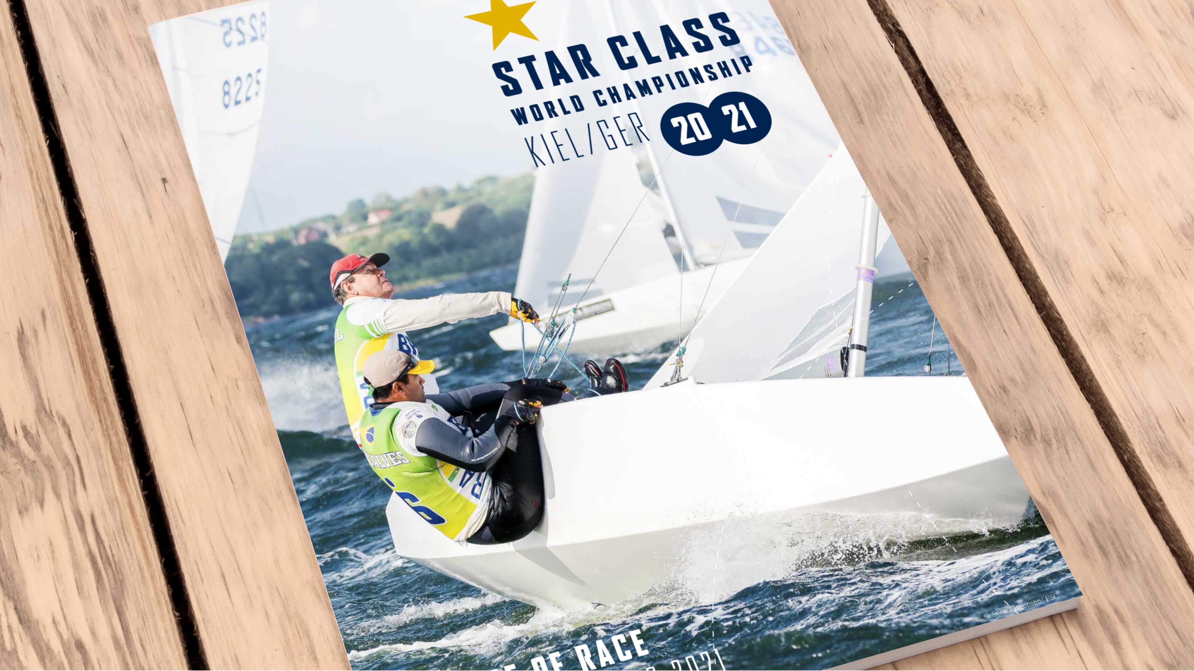 Zwei Personen segeln auf Kieler Förde