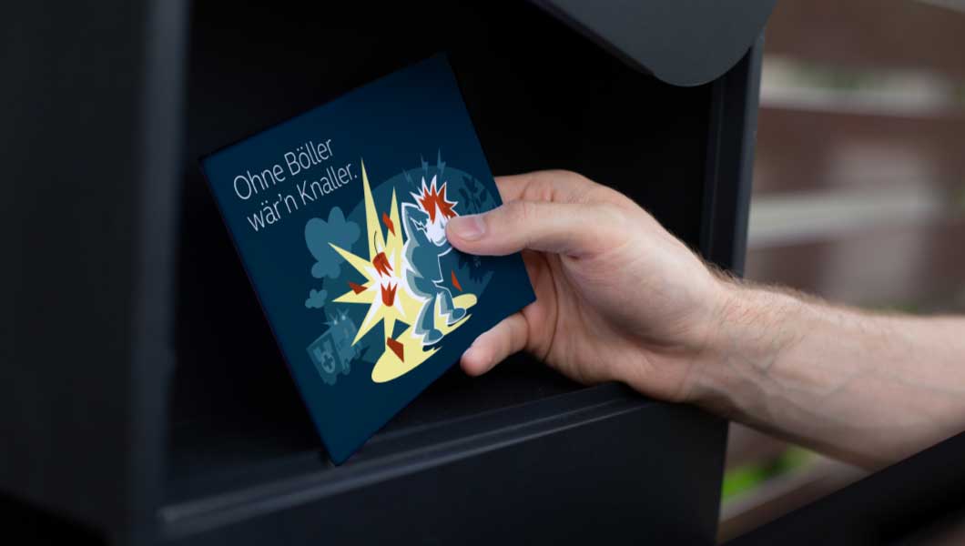 lh-kiel-boellern_02.jpg Person wirkt Postkarte in Postkasten