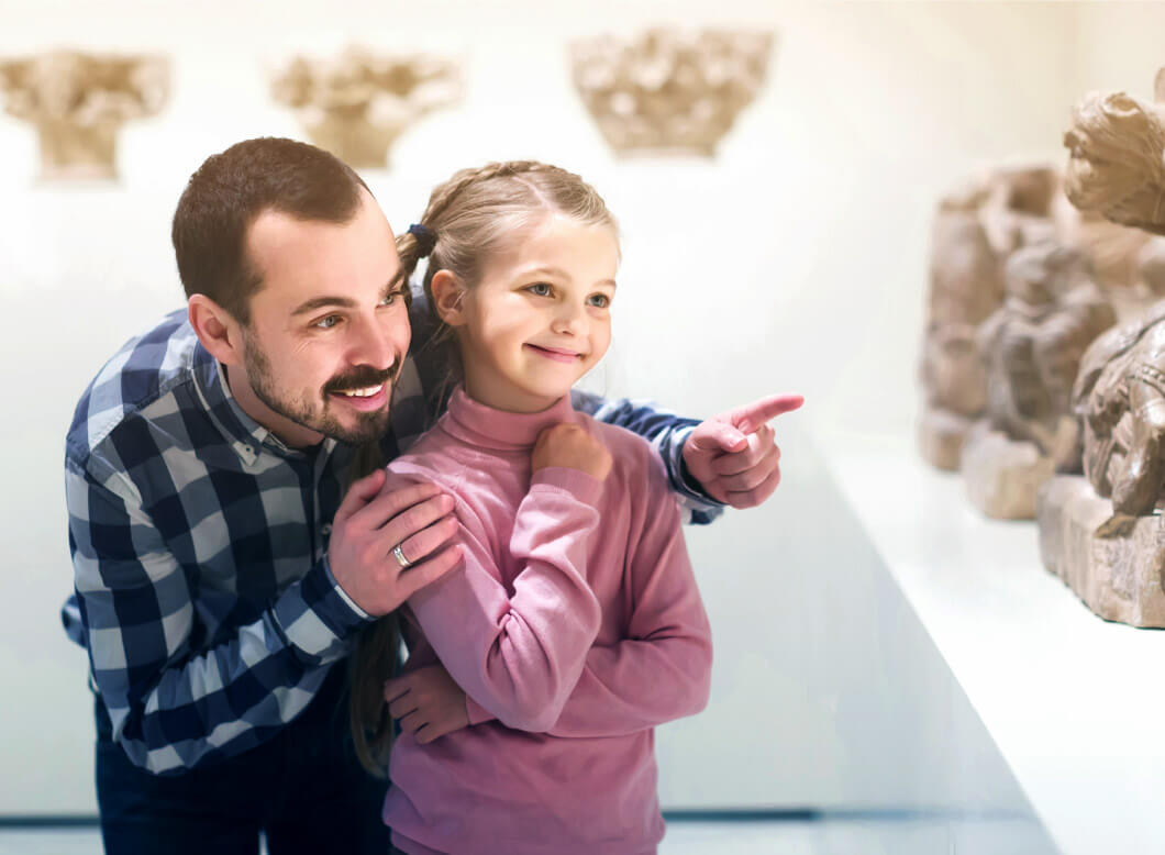 landesmuseen-sh-02.jpg Mann mit Kind in Museum