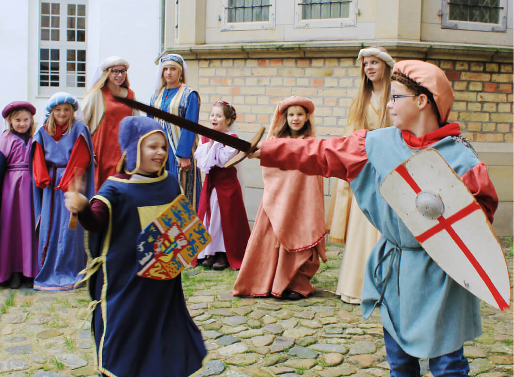landesmuseen-sh-11.jpg Spielende Kinder in Verkleidung