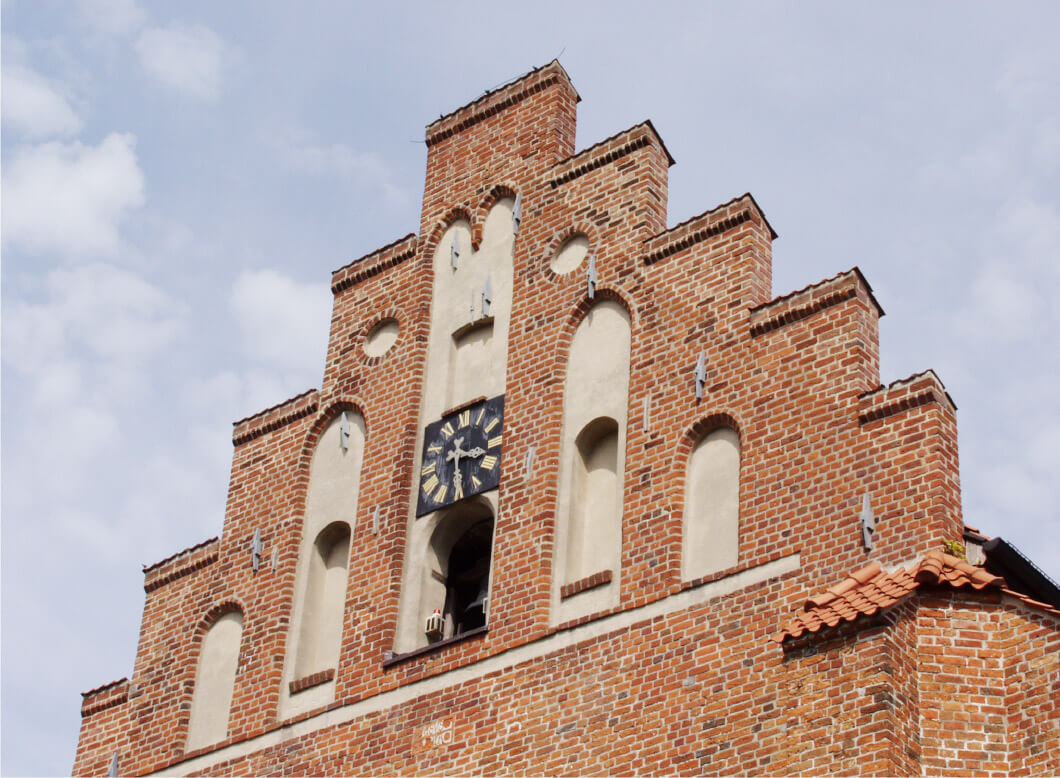 landesmuseen-sh-19.jpg Altes Backsteingebäude mit Uhr