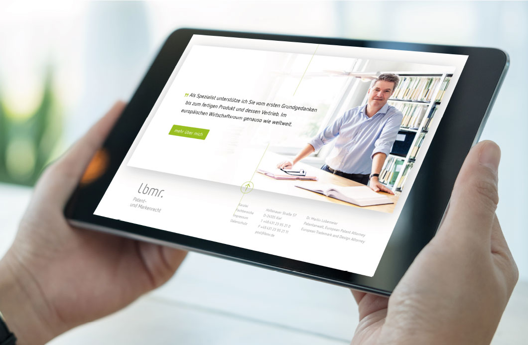 Person hält Ipad in der Hand