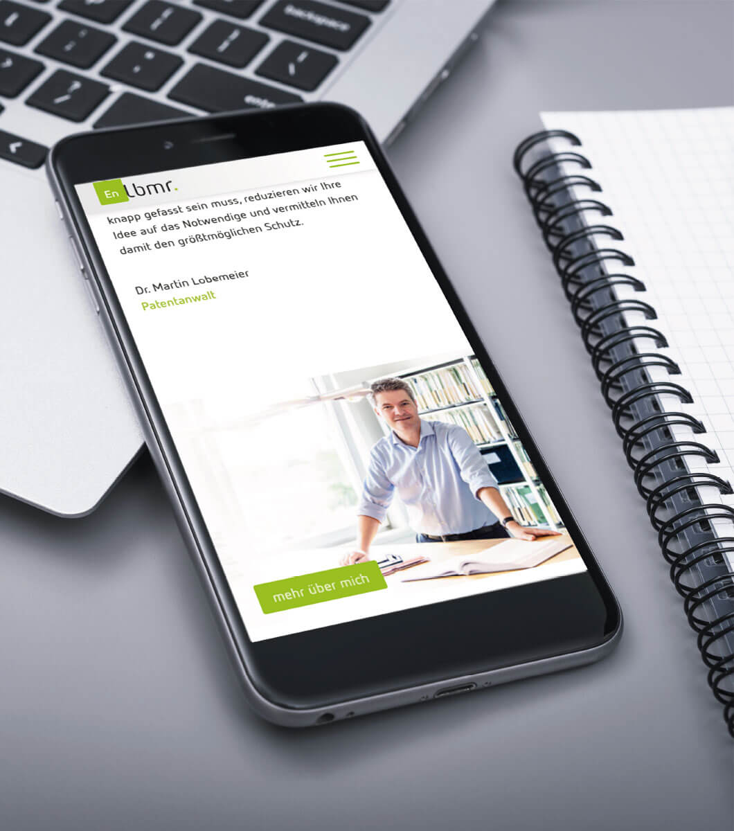 Smartphone liegt auf Schreibtisch