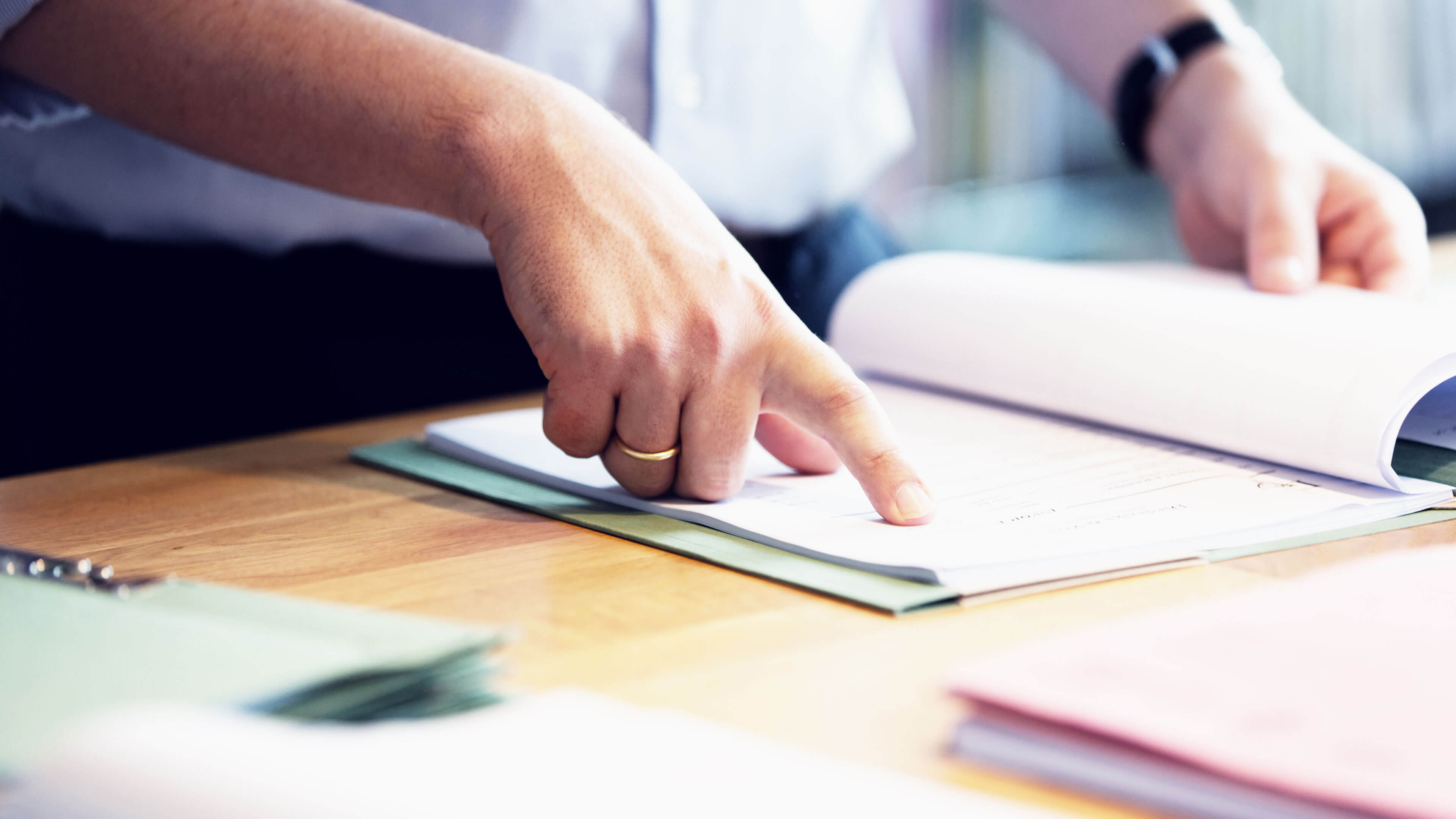 Person zeigt auf Papier