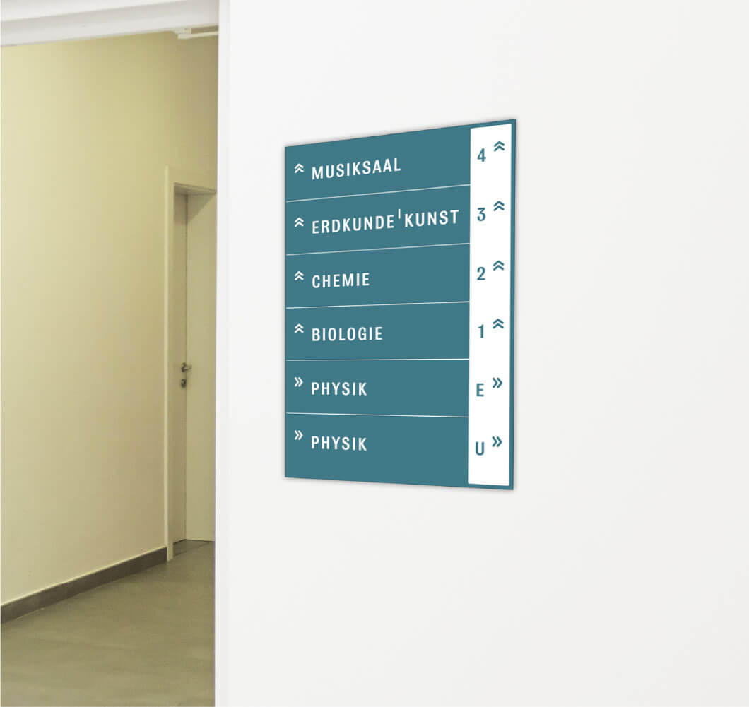 Blaues Schild im Flur